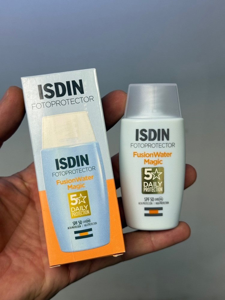 ضد افتاب بی رنگ ایزدین (isdin) مدل مجیک